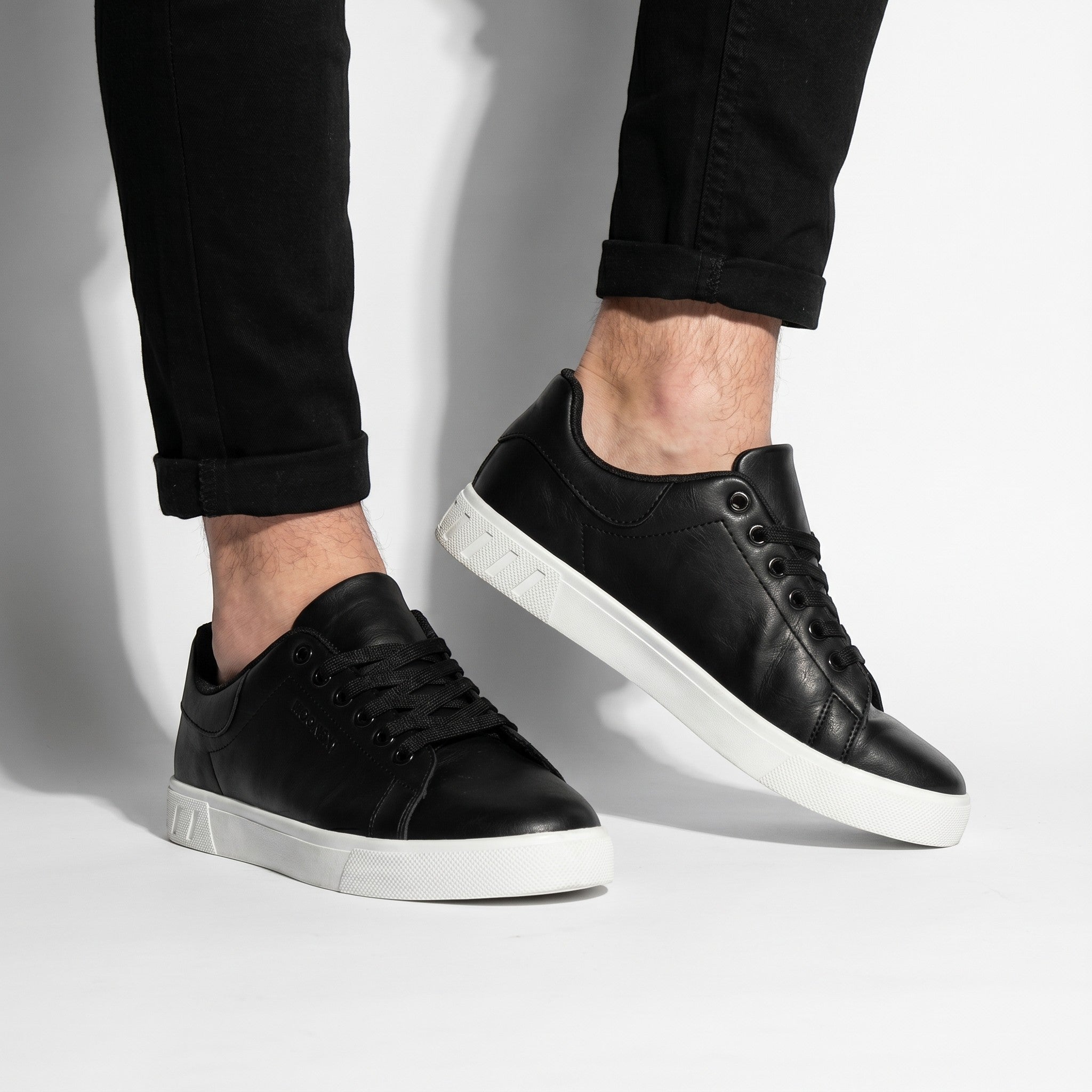 Jonas – Minimalistyczne Casualowe Trampki Niskie