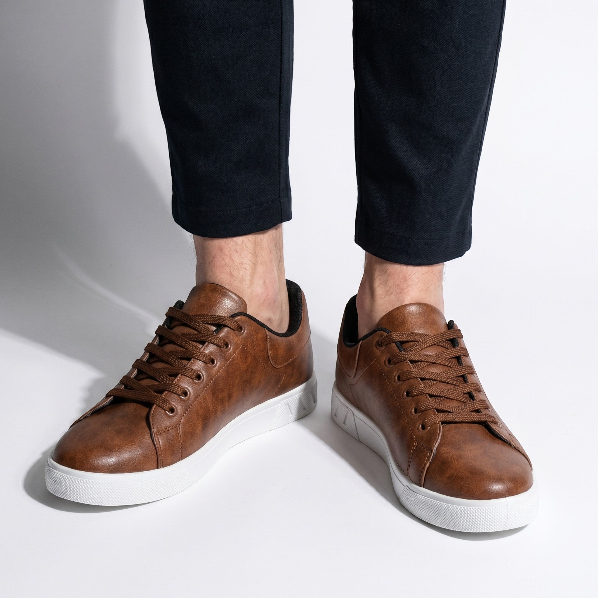 Jonas – Minimalistyczne Casualowe Trampki Niskie